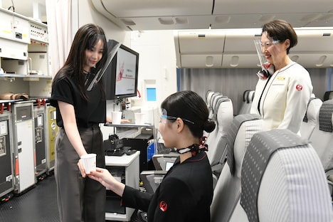 客室乗務員の所作指導を受ける広瀬すず（左）。