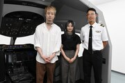 日本航空テクニカルセンターを訪れた広瀬すず（中央）と坂口健太郎（左）。