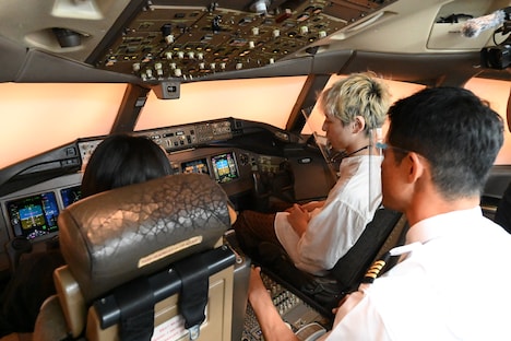 操縦室のモックアップで説明を受ける様子。