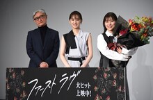 「ファーストラヴ」大ヒット御礼舞台挨拶の様子。左から堤幸彦、北川景子、芳根京子。