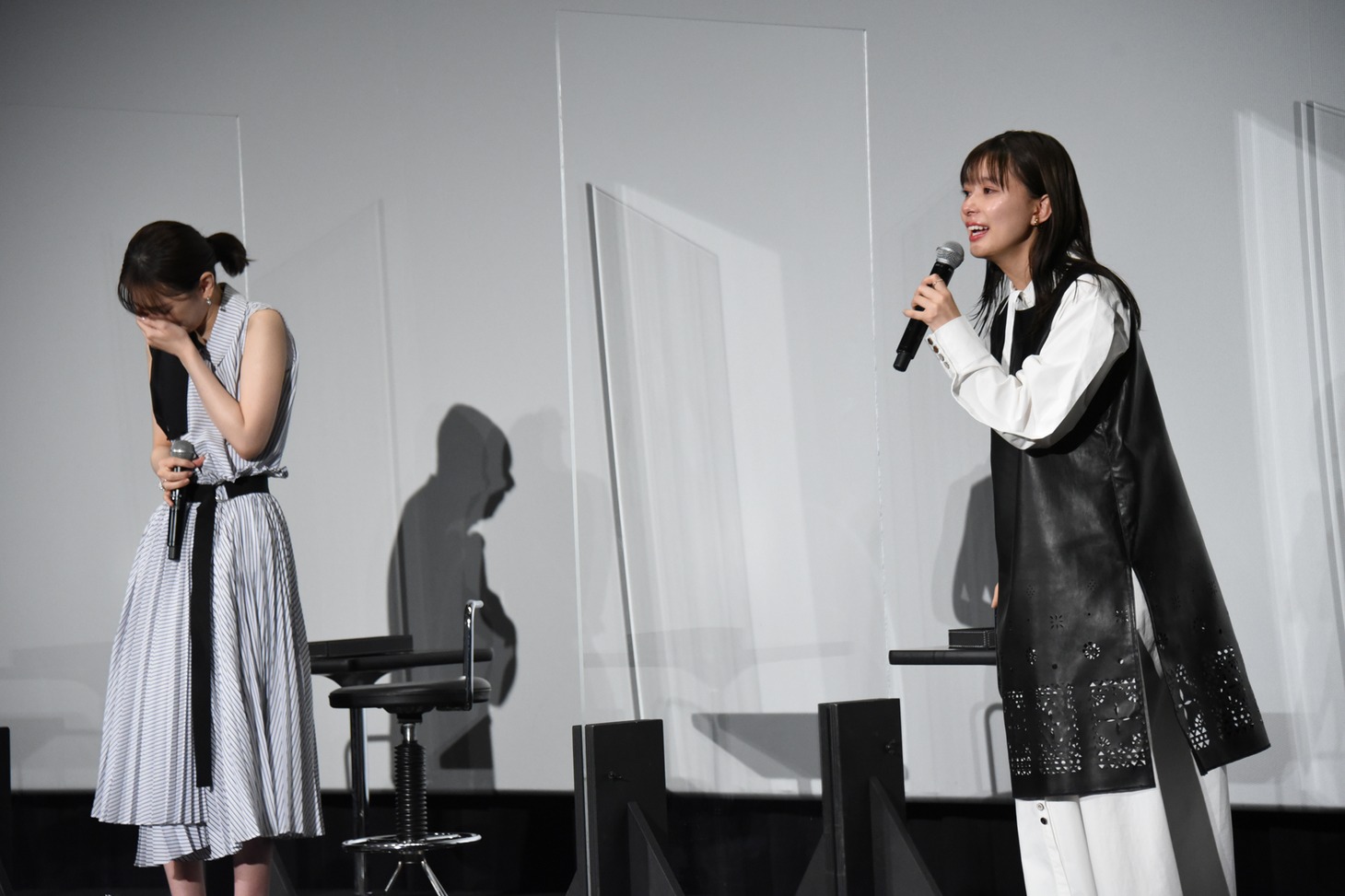 左から北川景子、芳根京子。