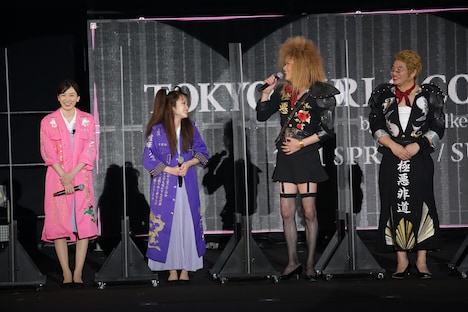 左から永野芽郁、川栄李奈、遠藤憲一、松尾諭。 (c)マイナビ 東京ガールズコレクション 2021 SPRING/SUMMER