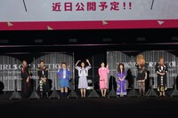 左から丸山智己、勝村政信、大島美幸、広瀬アリス、永野芽郁、川栄李奈、遠藤憲一、松尾諭。 (c)マイナビ 東京ガールズコレクション 2021 SPRING/SUMMER