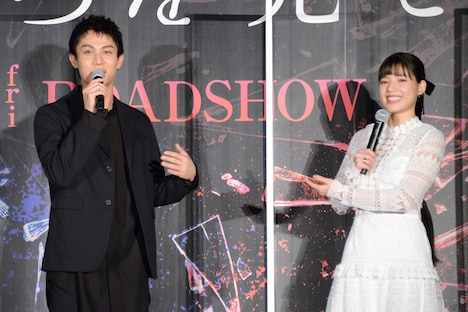 左から中川大志、石井杏奈。