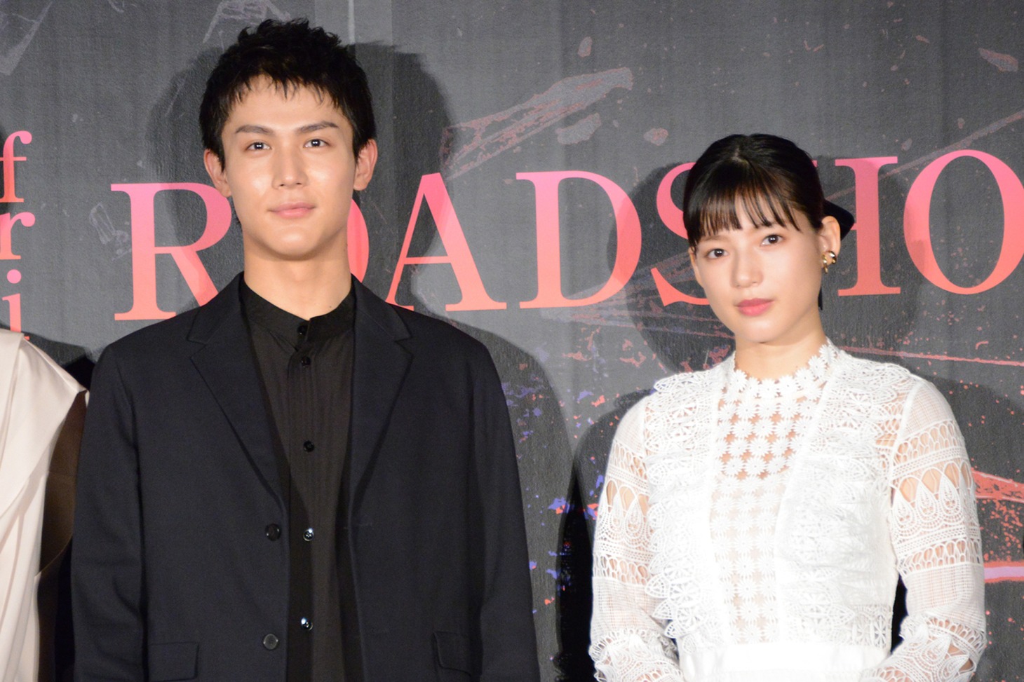 左から中川大志、石井杏奈。