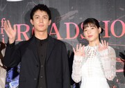 左から中川大志、石井杏奈。