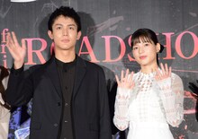 左から中川大志、石井杏奈。