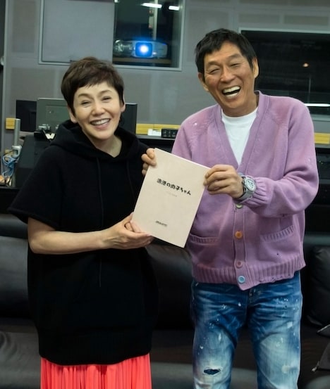 左から大竹しのぶ、明石家さんま。