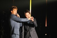 左から竹内涼真、藤原竜也。 (c)マイナビ 東京ガールズコレクション 2021 SPRING/SUMMER