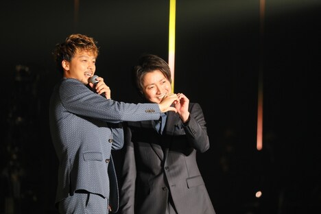 左から竹内涼真、藤原竜也。 (c)マイナビ 東京ガールズコレクション 2021 SPRING/SUMMER