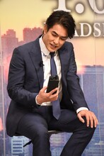 無線機が壊れたと言って、メッセージを送るくだりを回避しようとする北村一輝。