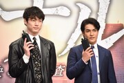 左から坂口健太郎、北村一輝。