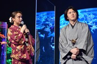 左から石田ニコル、尾上松也。