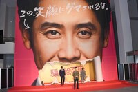 大泉洋の巨大フラッグから登場するキャストたち。