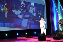 歌唱する瑛人。