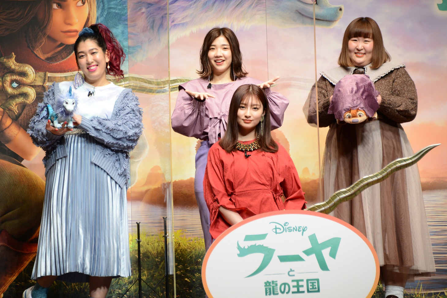 「ラーヤと龍の王国」ニューヒロイン・ウェルカムイベントの様子。吉川愛（前列）、後列左からゆめっち、福田麻貴、かなで。