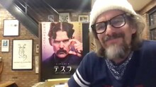 「テスラ エジソンが恐れた天才」日本版ポスターを自宅に飾るイーサン・ホーク。