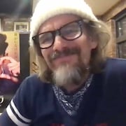 イーサン・ホークが孤高の発明家を大いに語る、主演作のロングインタビュー映像