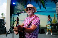 「ビーチ・バム まじめに不真面目」新場面写真