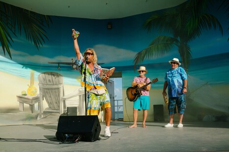 「ビーチ・バム まじめに不真面目」新場面写真