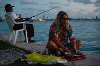 「ビーチ・バム まじめに不真面目」新場面写真