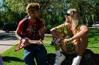 「ビーチ・バム まじめに不真面目」新場面写真