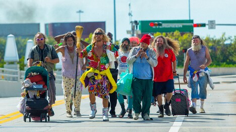 「ビーチ・バム まじめに不真面目」新場面写真