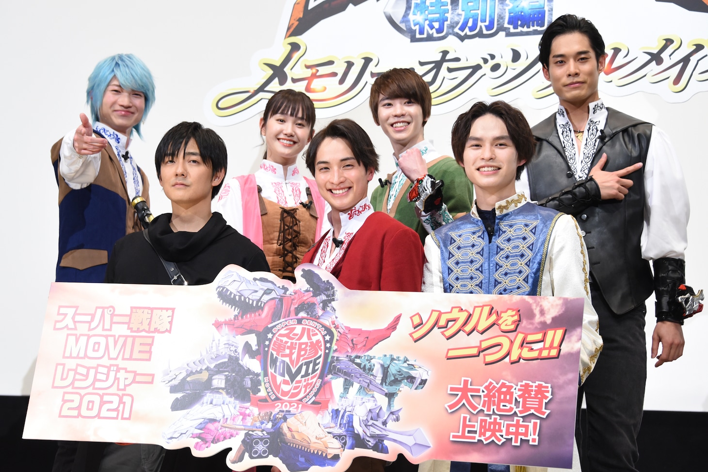 「騎士竜戦隊リュウソウジャー 特別編 メモリー・オブ・ソウルメイツ」公開記念舞台挨拶の様子。左から綱啓永、長田成哉、尾碕真花、一ノ瀬颯、小原唯和、兵頭功海、岸田タツヤ。