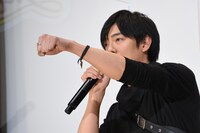 リングを見せつける長田成哉。