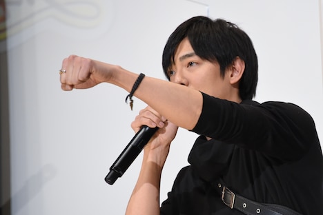 リングを見せつける長田成哉。