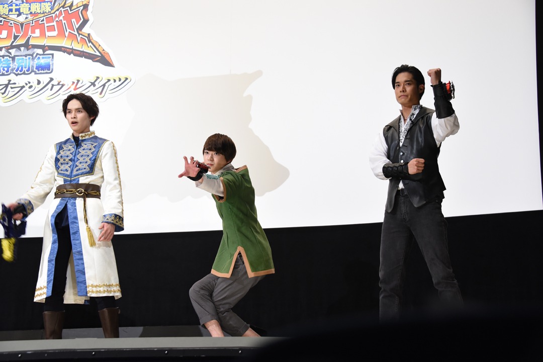 「騎士竜戦隊リュウソウジャー 特別編 メモリー・オブ・ソウルメイツ」公開記念舞台挨拶の様子。