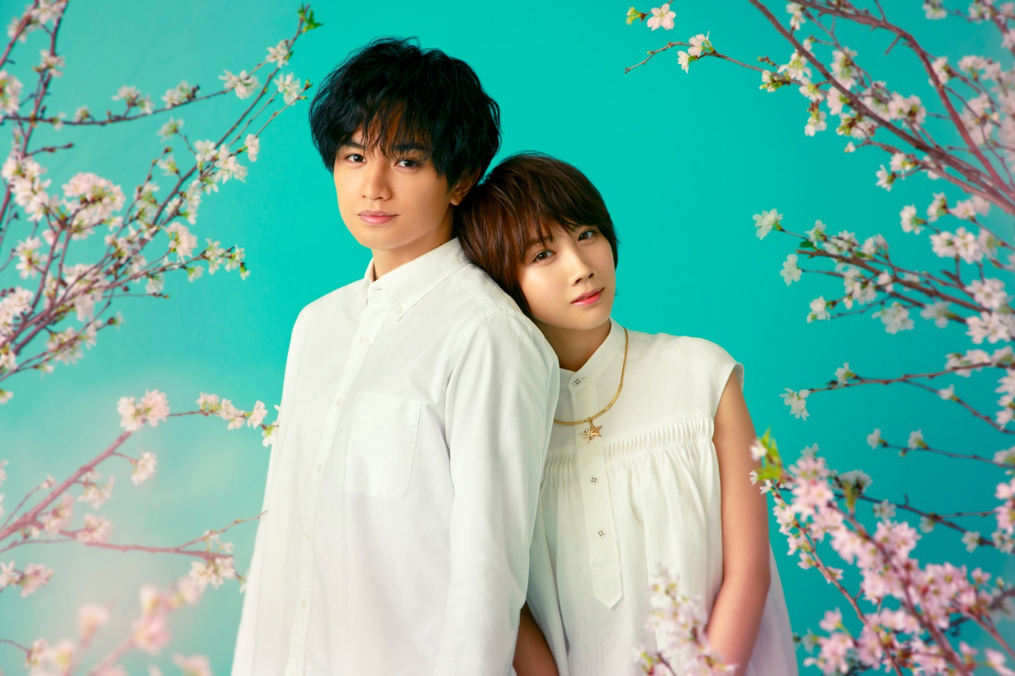 左から中島健人、松本穂香。