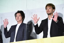 「太陽は動かない」公開記念舞台挨拶に出席した藤原竜也（左）、竹内涼真（右）。