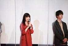 涙ぐむ優希美青（左）。