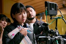 岨手由貴子（中央）