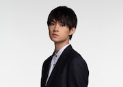 米山圭太を演じる佐野勇斗。