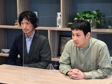 左から高田聡、濱口竜介。