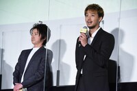 左から藤原竜也、竹内涼真。