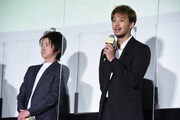 左から藤原竜也、竹内涼真。