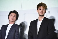 左から藤原竜也、竹内涼真。