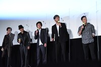 締めのコールに失敗し、動揺する登壇者たち。