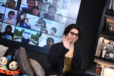 画面越しに手を振る賀来賢人。