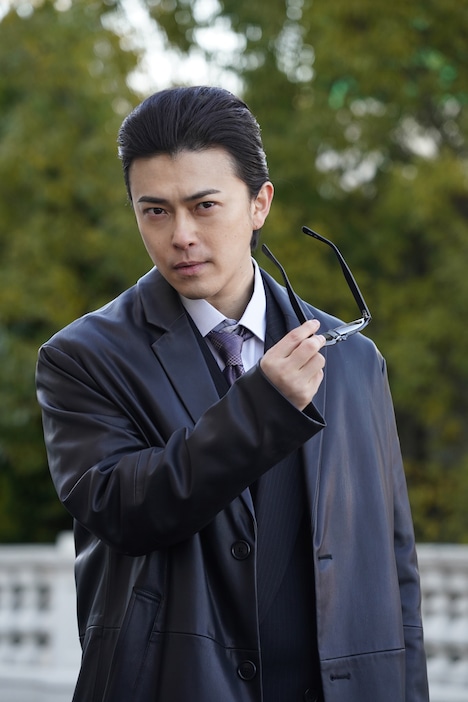 千曲鷹弘役の勝地涼。