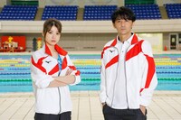 左から麻木夏陽子役の馬場ふみか、富士谷敬介役の村上淳。