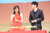 アヒルすくいに挑戦する前の綾瀬はるか（左）と西島秀俊（右）。