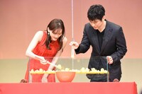 アヒルすくいに挑戦する綾瀬はるか（左）と西島秀俊（右）。