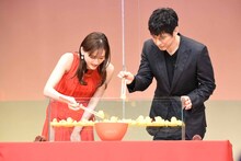 アヒルすくいに挑戦する綾瀬はるか（左）と西島秀俊（右）。