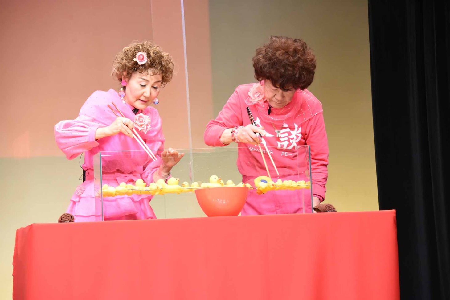 アヒルすくいに挑戦する林家パー子（左）、林家ペー（右）。