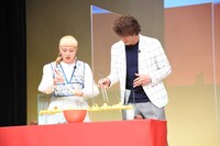 アヒルすくいに挑戦する丸山桂里奈（左）と本並健治（右）。