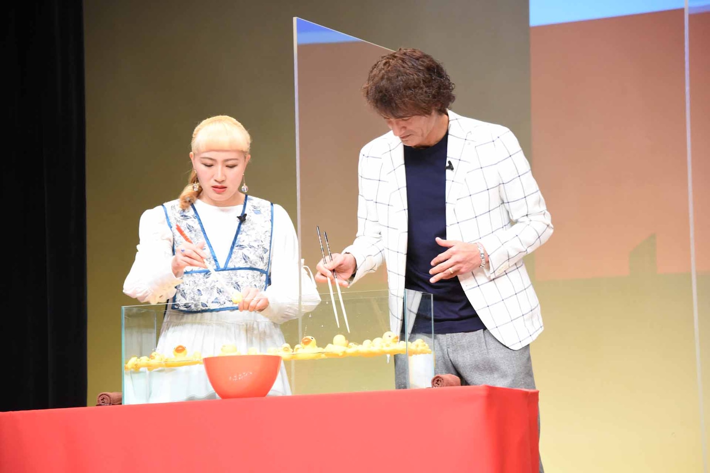 アヒルすくいに挑戦する丸山桂里奈（左）と本並健治（右）。